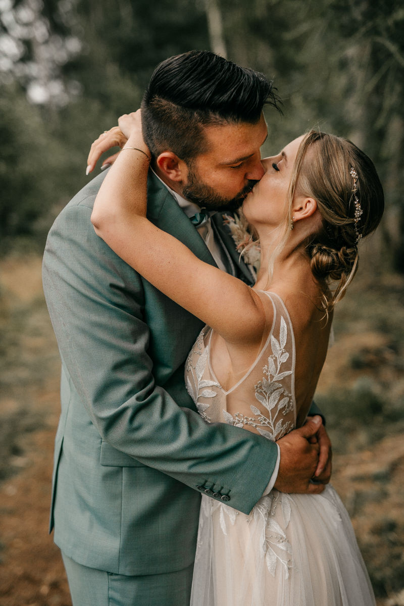 a man and woman kissing. Brautpaar küssen sich