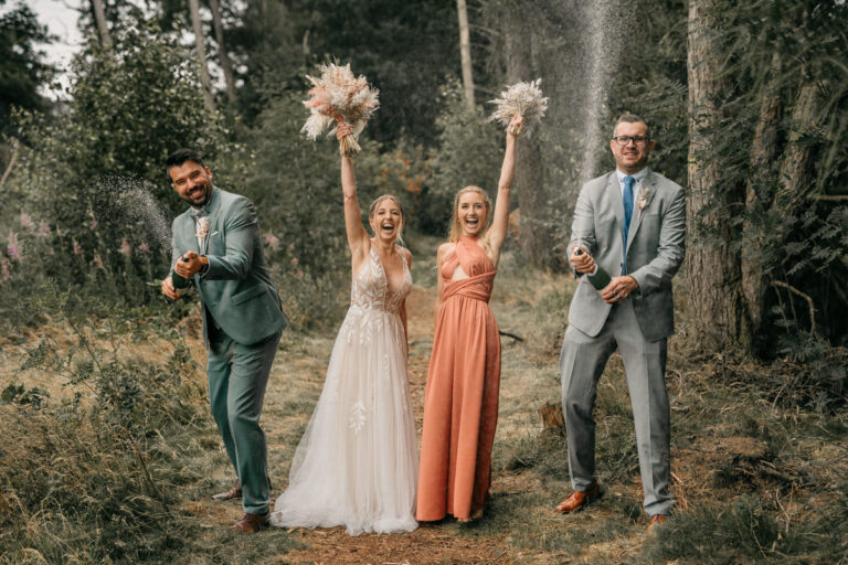 Brautpaar und die Trauzeugen spritzen Champagner. Champagneshower during the bridalshoot.